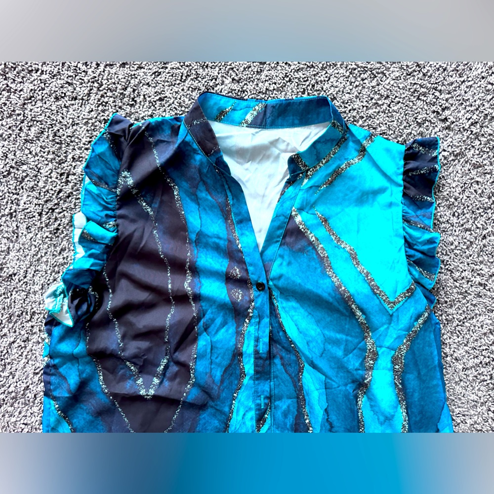 Loose fit, frilly arms, casual dress shirt